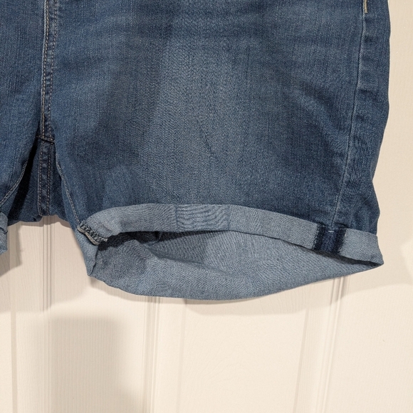 Signature by Levi Strauss Medium Wash Mid-Rise Denim Shorts in Size 22 (W36) - Picture 5 of 12